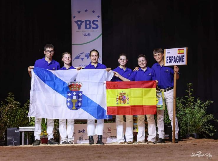 Alba López, terceira pola esquerda, xunto ao resto da representación española no Young Breeders School (YBS) 