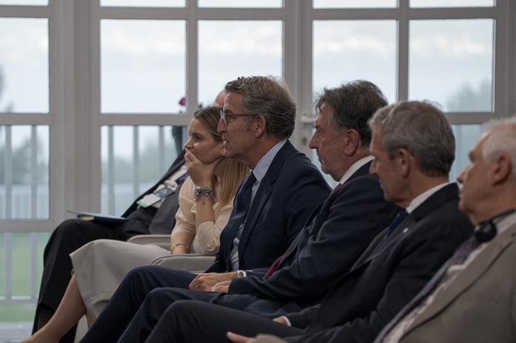 O presidente do PP, Alberto Núñez Feijóo, e o presidente da Xunta de Galicia, Alfonso Rueda, durante a primeira xornada do Foro da Toja-Vínculo Atlántico.. Elena Fernández - Europa Press 