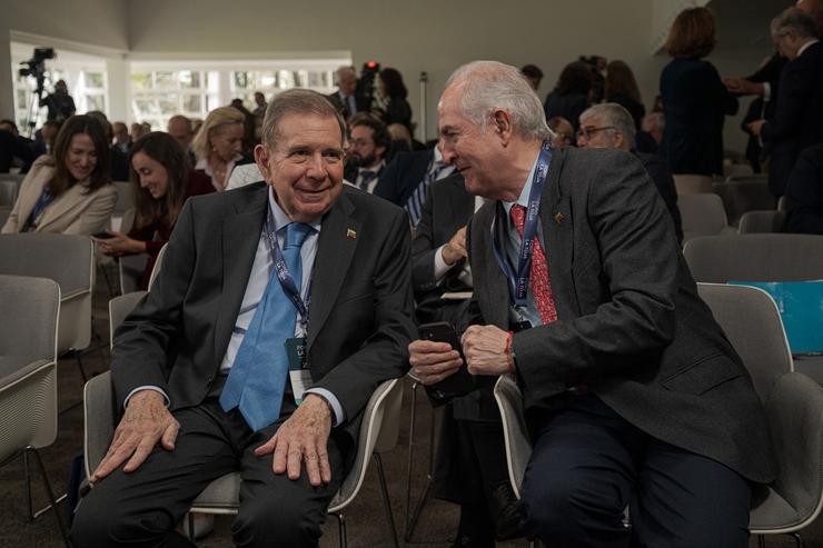 O líder opositor de Venezuela, Edmundo González agarraches á conferencia ofrecida por Alberto Núñez Feijóo durante a segunda xornada do Foro A Toxa, a 4 de outubro de 2024 