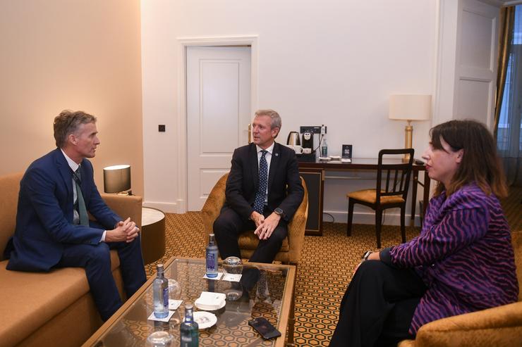 Reunión do presidente da Xunta, Alfonso Rueda, e a conselleira de Economía e Industria, María Jesús Lorenzana, co novo embaixador do Reino Unido en España, Alex Ellis 