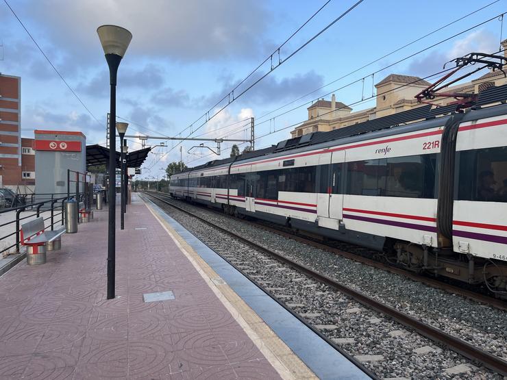 Tren da liña C-1 de proximidade de Renfe ao seu paso polo apeadeiro do Pinillo, no municipio malagueño de Torremolinos 