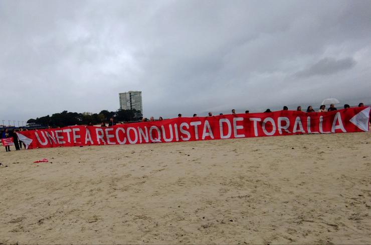 Protesta de colectivos ecoloxistas e veciñais na praia do Vao, en Vigo, para pedir o "rescate" da illa de Toralla para os cidadáns / ECOLOXISTAS EN ACCIÓN