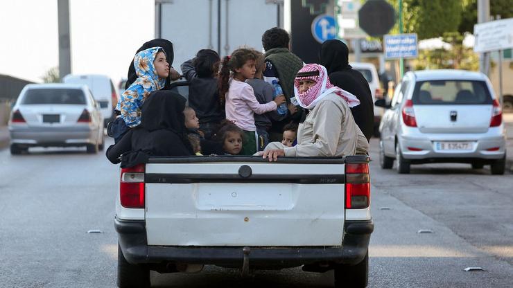 Varias persoas deixan o sur de Líbano nunha camioneta / REUTERS - Mohamed Azakir