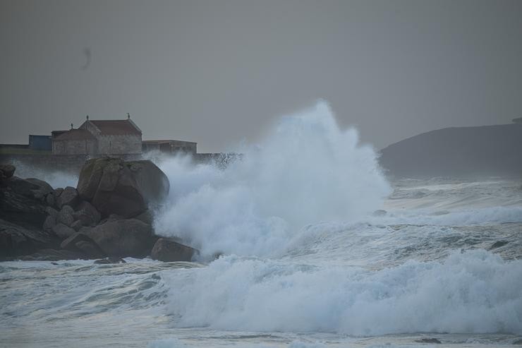 O mar con ondas polo temporal 