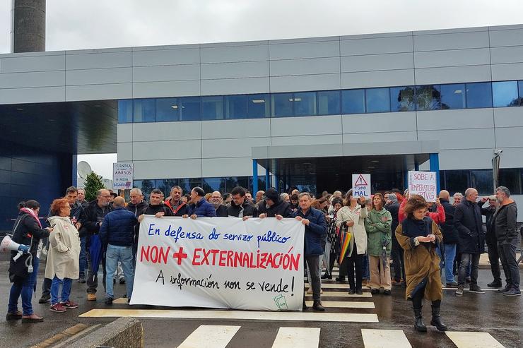 Concentración convocada polo Comité Intercentros da CRTVG este luns para denunciar a externalización do programa 'Ou Termómetro'. COMITÉ INTERCENTROS CRTVG 