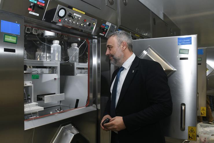 O xerente do Sergas, José Ramón Parada, visita a Unidade de Produción de Radiofármacos de Galicia, en Santiago de Compostela.. MONICA ARCAY CARRO / Europa Press