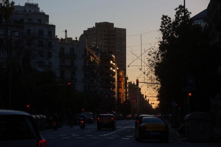 Arquivo - Varios coches circulan por unha rúa urbana, a 11 de xaneiro de 2022, en Barcelona, Cataluña (España). O Consello de Ministros aprobou un real decreto lei cunha normativa que garante que o sector do transporte non traballe por baixo do. David Zorrakino - Europa Press - Arquivo / Europa Press