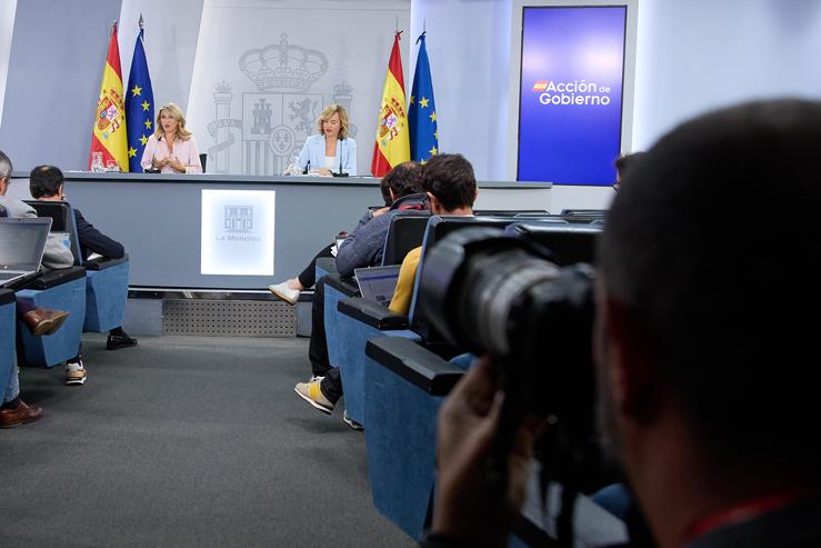 A vicepresidenta segunda e ministra de Traballo e Economía Social, Yolanda Díaz (i) e a ministra Portavoz e de Educación e Deporte, Pilar Alegría (d), durante unha rolda de prensa posterior ao Consello de Ministros, no Palacio da Moncloa, a 8 de octu. Jesús Hellín - Europa Press / Europa Press