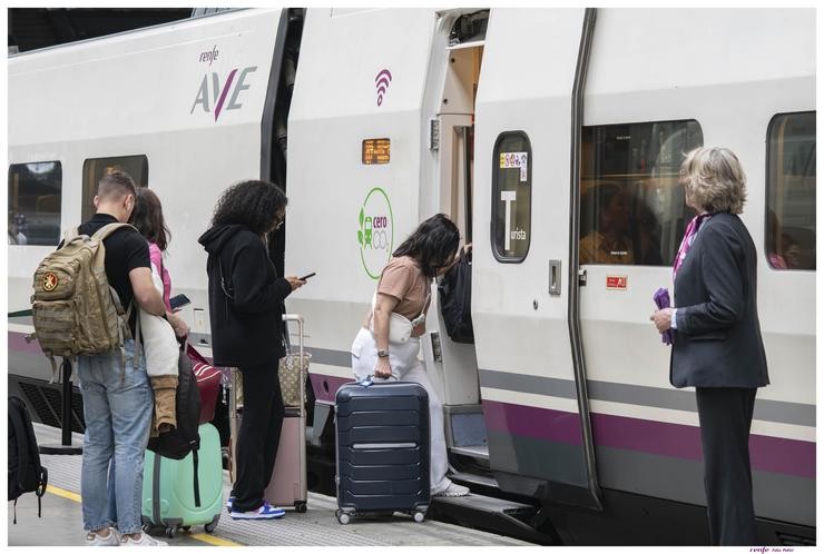 Arquivo - Viaxeiros subíndose a un tren. RENFE - Arquivo / Europa Press