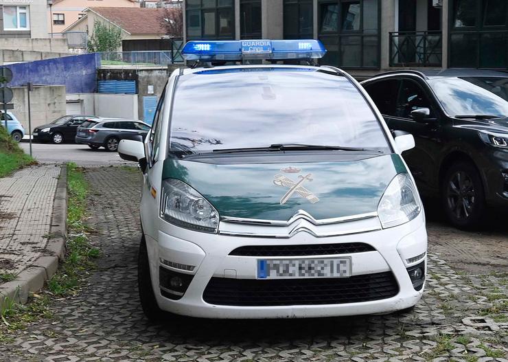 O detido pola morte da muller en Moaña chegando aos xulgados de Cangas nun vehículo da Garda Civil.. PAVI - Europa Press 