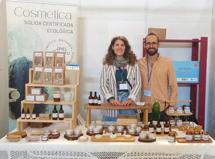 Zaira e Juan Carlos no seu posto da Feira de Economís Sostible en San Xoán de Río (2024). Foto: XMF.