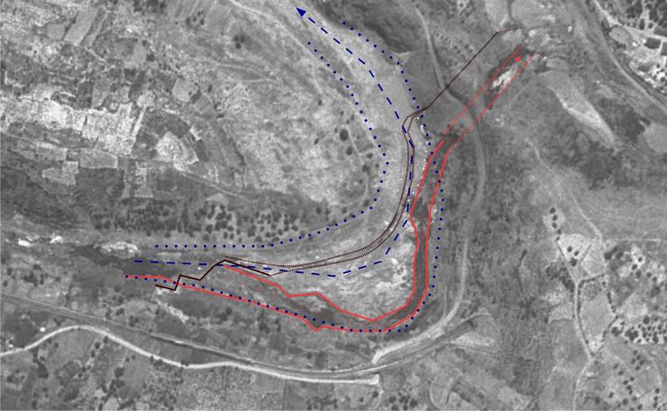 Esquema sobre a foto do voo americano de 1956/57, co cauce natural do río sinalado polos puntos azuis e sentido da corrente; a canle de derivación e túnel galaico-romano en vermello; e o muro-presa, canle e túnel do proxecto de Steven en marrón / Óscar Pazos