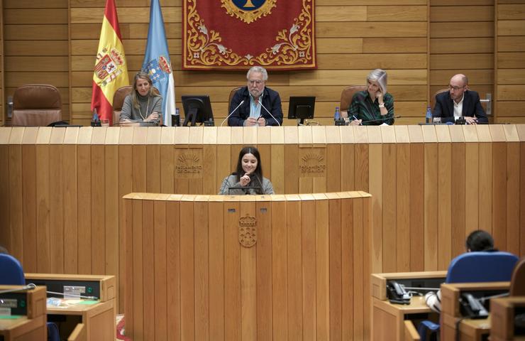 Mozos de 11 municipios galegos reivindican no Parlamento compromiso cos dereitos da infancia 