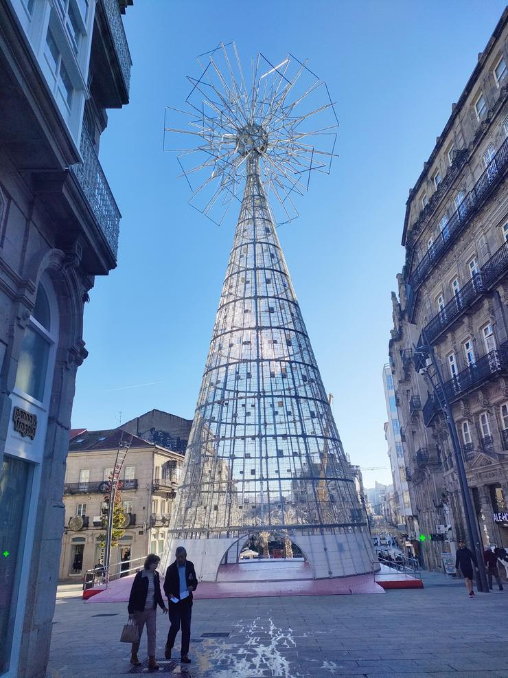 Montaxe da árbore de Nadal na Porta do Sol de Vigo, a 12 de novembro de 2024 / Europa Press