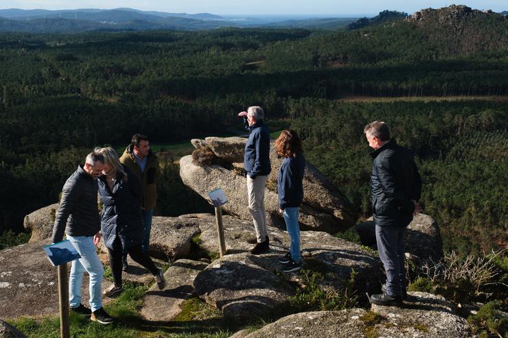 Rueda visita Os Penedos de Pasarela e Traba 