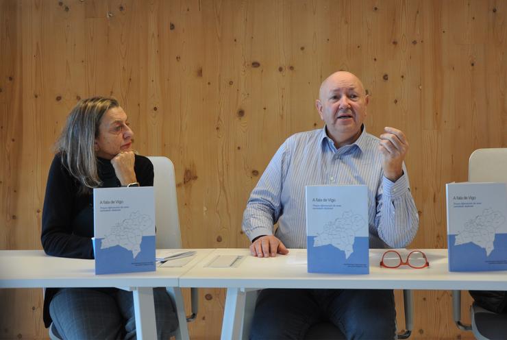 A vicerreitora de Extensión Universitaria da UVigo, Susana Reboreda, e o catedrático Xosé Henrique Costas, na presentación do libro 'A Fala de Vigo', escrito por este docente e investigador.. DUVI-UVIGO 