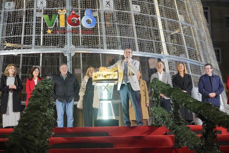 Arquivo - O alcalde de Vigo, Abel Caballero (c), xunto ao seu equipo de goberno, realiza o aceso das luces de Nadal 2023 en Porta do Sol.. Javier Vázquez - Europa Press - Arquivo / Europa Press