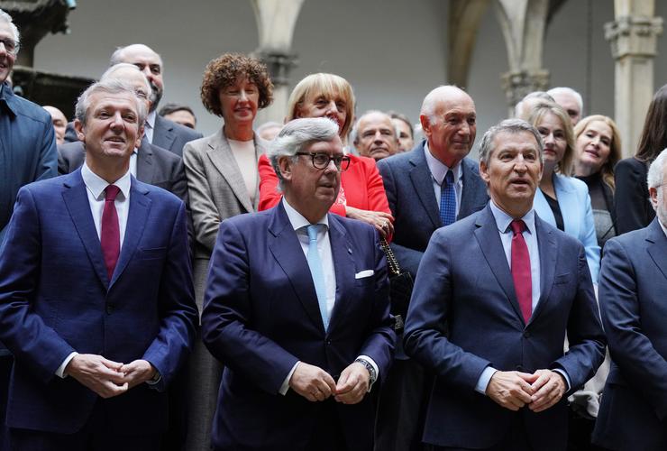 O presidente do PP, Alberto Núñez Feijóo(1d) e o presidente da CEG, Juan Manuel Vieites Baptista de Sousa(2d), durante un xantar-coloquio organizado pola Confederación de Empresarios de Galicia, a 15 de novembro de 2024, en Santiago de Composte. Álvaro Ballesteros - Europa Press 