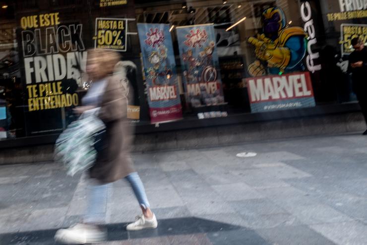 Unha persoa cunha bolsa vai de compras a un gran supermercado no Black Friday