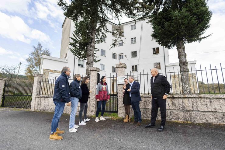 A secretaria xeral do PPdeG, Paula Prado, xunto ao presidente do PP de Ourense, Luís Menor, e deputadas populares nunha visita no concello ouresano de Bande.. PPDEG 