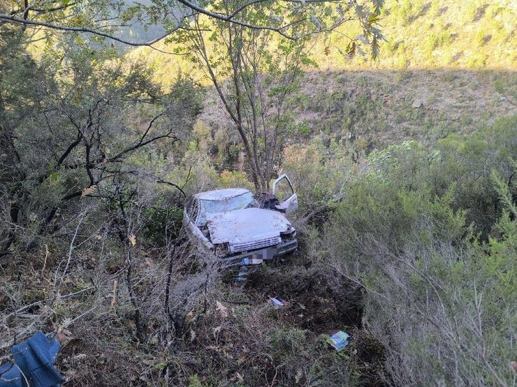 Caída dun coche nun terraplén 