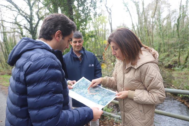 A conselleira de Medio Ambiente e Cambio Climático, ÁngelesVázquez, na visita a Oroso para supervisar as obras na canle do río Carboeiro 