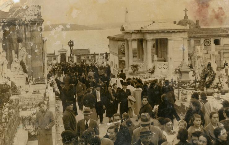 A Real Academia Galega celebra o día de Todos os Santos con fotografías históricas do seu arquivo.. REAL ACADEMIA GALEGA 