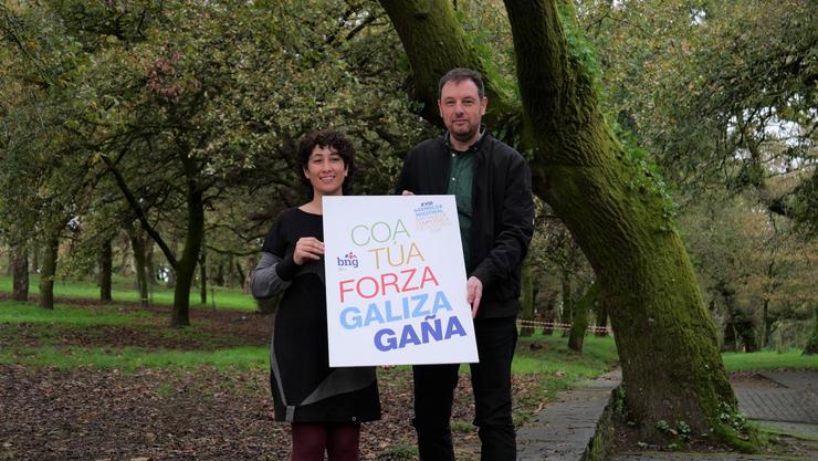 A secretaria nacional de Organización da formación, Lucía López Sobrado, e o responsable de Comunicación do BNG, Xavier Campos, presentan a asemblea do BNG 