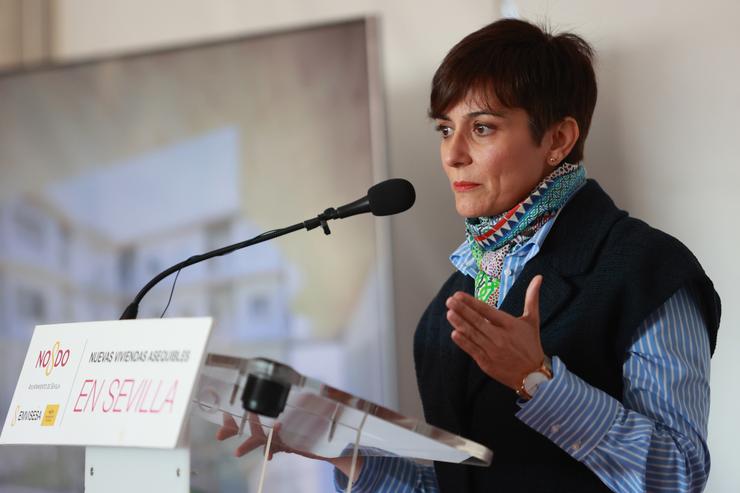 A ministra de Vivenda e Axenda Urbana, Isabel Rodríguez, durante a colocación de primeira pedra da nova promoción de vivendas protexidas no barrio de Valdezorras 