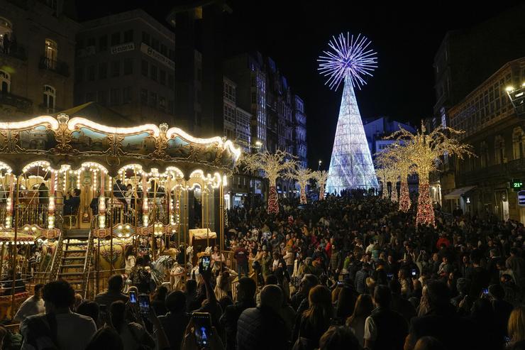 Centos de persoas asisten ao aceso das luces de Nadal en Porta do Sol de Vigo 