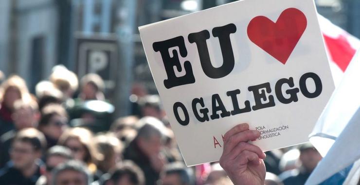 'Eu amo o galego', un dos lemas das protestas a favor do noso idioma e da nosa lingua 