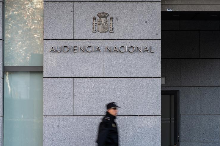 Arquivo - Un axente de Policía Nacional camiña fronte á Audiencia Nacional, a 8 de xaneiro de 2024, en Madrid (España).. Diego Radamés - Europa Press - Arquivo 