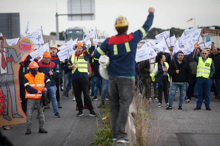 Ribadeo, Lugo. Os traballadores de Alcoa realizan un corte na Autovía A8 á altura de Ribadeo.. CARLOS CASTRO/EUROPA PRESS / Europa Press