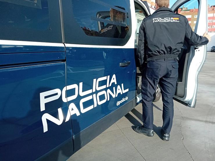 Un axente e un coche da Policía Nacional 