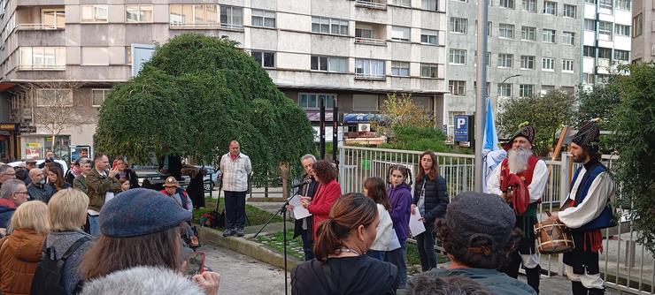 Acto de izado de bandeira galega en Santiago. VÍA GALEGA / Europa Press