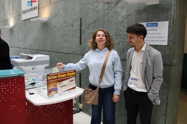 Compradores participando no sorteo dos 6.000 €. Foto: Prensa Expourense.