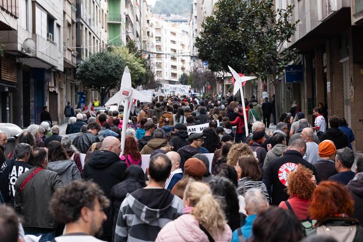 Decenas de persoas durante unha manifestación 'O pobo galego unido contra a depredación enerxética?, a 24 de novembro de 2024, en Ourense, Galicia (España).. César Arxina - Europa Press 