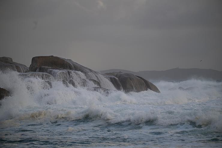 O mar con ondas polo temporal, a 5 de novembro de 2023, no Grove, Pontevedra, Galicia (España).. Elena Fernández - Europa Press - Arquivo