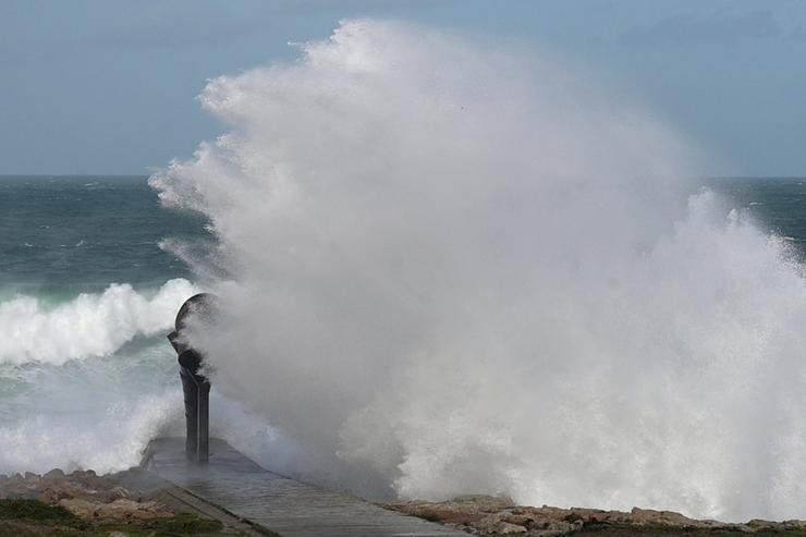 Arquivo - Ondada nos arredores da Torre de Hércules, durante o paso da borrasca ?Ciarán?, a 3 de novembro de 2023, na Coruña, Galicia.. M. Dylan - Europa Press - Arquivo 