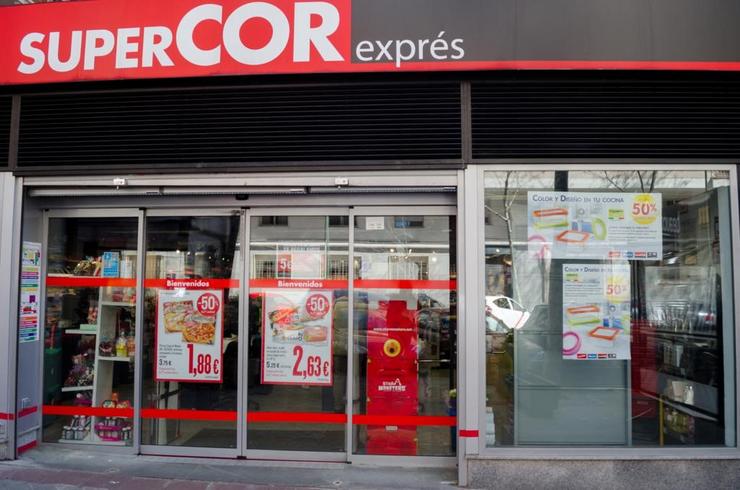 Xente acode a mercar alimentos e roupa a unha tenda de Supercor logo da subida de prezos e do IPC nos supermercados 