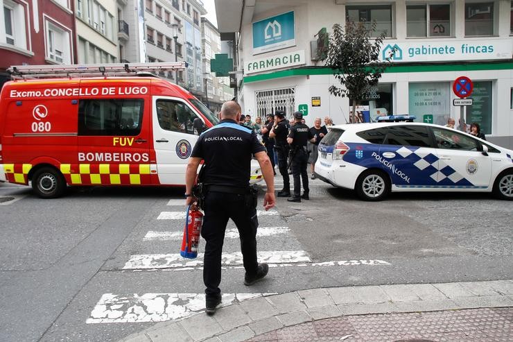 Un furgón de bombeiros nas inmediacións dun piso incendiado onde faleceu un mozo ao precipitarse por unha xanela, a 25 de xullo de 2024, en Lugo 