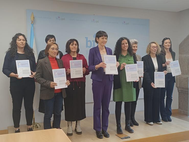 A portavoz nacional do BNG, Ana Pontón, nunha rolda de prensa xunto ao resto de deputadas da formación no Parlamento de Galicia 