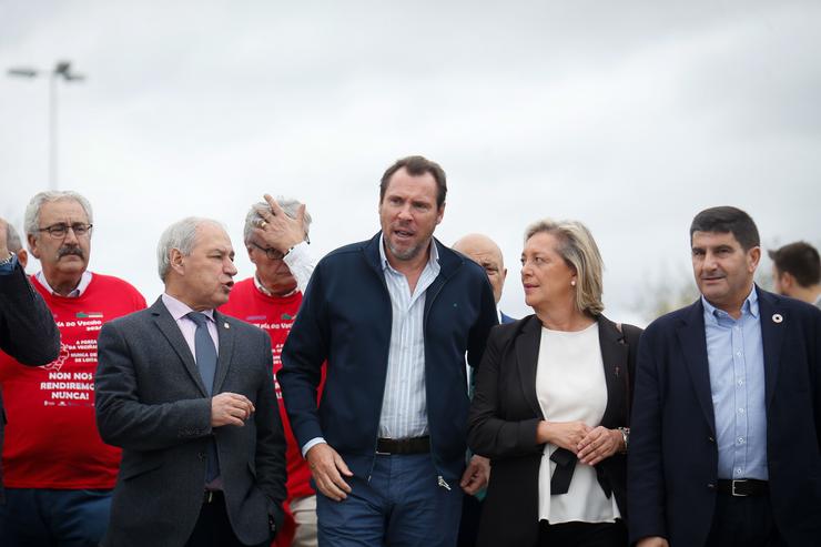 O ministro de Transportes e Mobilidade Sustentable, Óscar Puente (c), a alcaldesa de Lugo, Paula Alvarellos (2d), e o delegado do Goberno en Galicia, Pedro Blanco (d) 