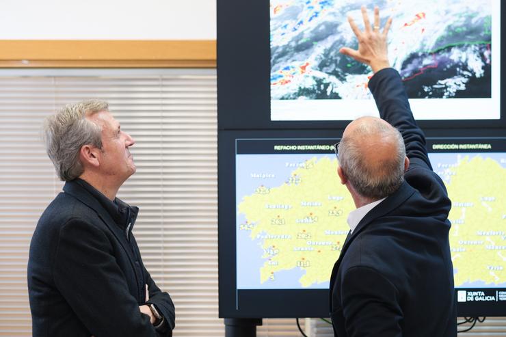 O presidente da Xunta de Galicia, Alfonso Rueda, e Juan Taboada, de Meteogalicia, na sede da entidade, en Santiago 