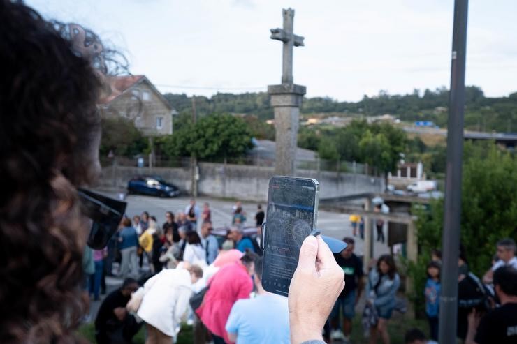 Arquivo - Unha muller grava mentres familiares de falecidos e feridos o descarrilamento do Alvia colocan flores no lugar do accidente durante unha homenaxe no barrio de Angrois, a 24 de xullo de 2023, en Santiago de Compostela, A Coruña, Galici. César Arxina - Europa Press - Arquivo 