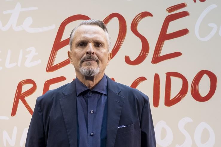 O cantante Miguel Bosé pousa á súa chegada á presentación da produción Bosé Renacido? de Movistar Plus+, na XV edición do Festival de Televisión FesTVal de Vitoria, a 5 de setembro de 2023, en Vitoria- Gasteiz, Áraba, País Vasco (É. Iñaki Berasaluce - Europa Press - Arquivo / Europa Press