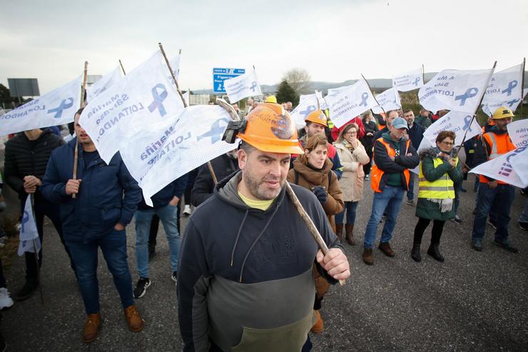 Varias persoas durante unha protesta de traballadores de Alcoa, a 23 de novembro de 2024, en Ribadeo 