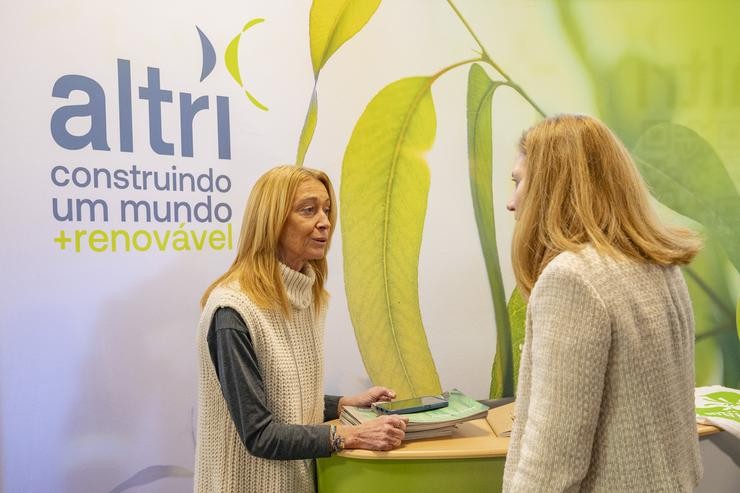 Stand de Altri na USC para catar estudantado e alumnado 