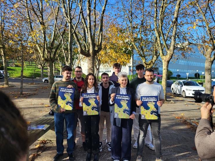 A deputada do BNG Mercedes Queixas, nun encontro con estudantes no Campus de Elviña, na Coruña. BNG 