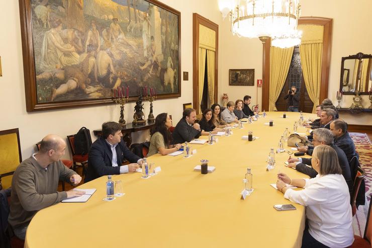 A alcaldesa da Coruña, Inés Rey, preside a constitución da mesa sectorial de vivenda no consistorio / ANDY PÉREZ